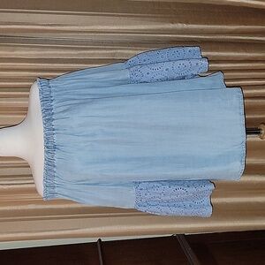 Off the shoulder bell sleeve blouse size Small 🎃 2 for $20
